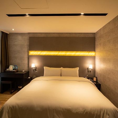 Fengjia Hotel Bell Тайджун Екстериор снимка