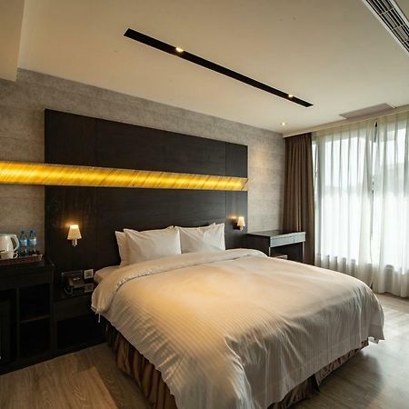Fengjia Hotel Bell Тайджун Екстериор снимка