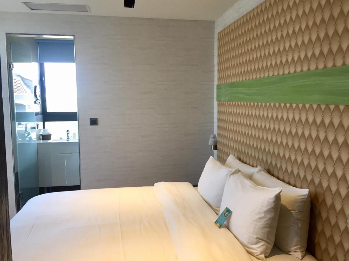 Fengjia Hotel Bell Тайджун Екстериор снимка