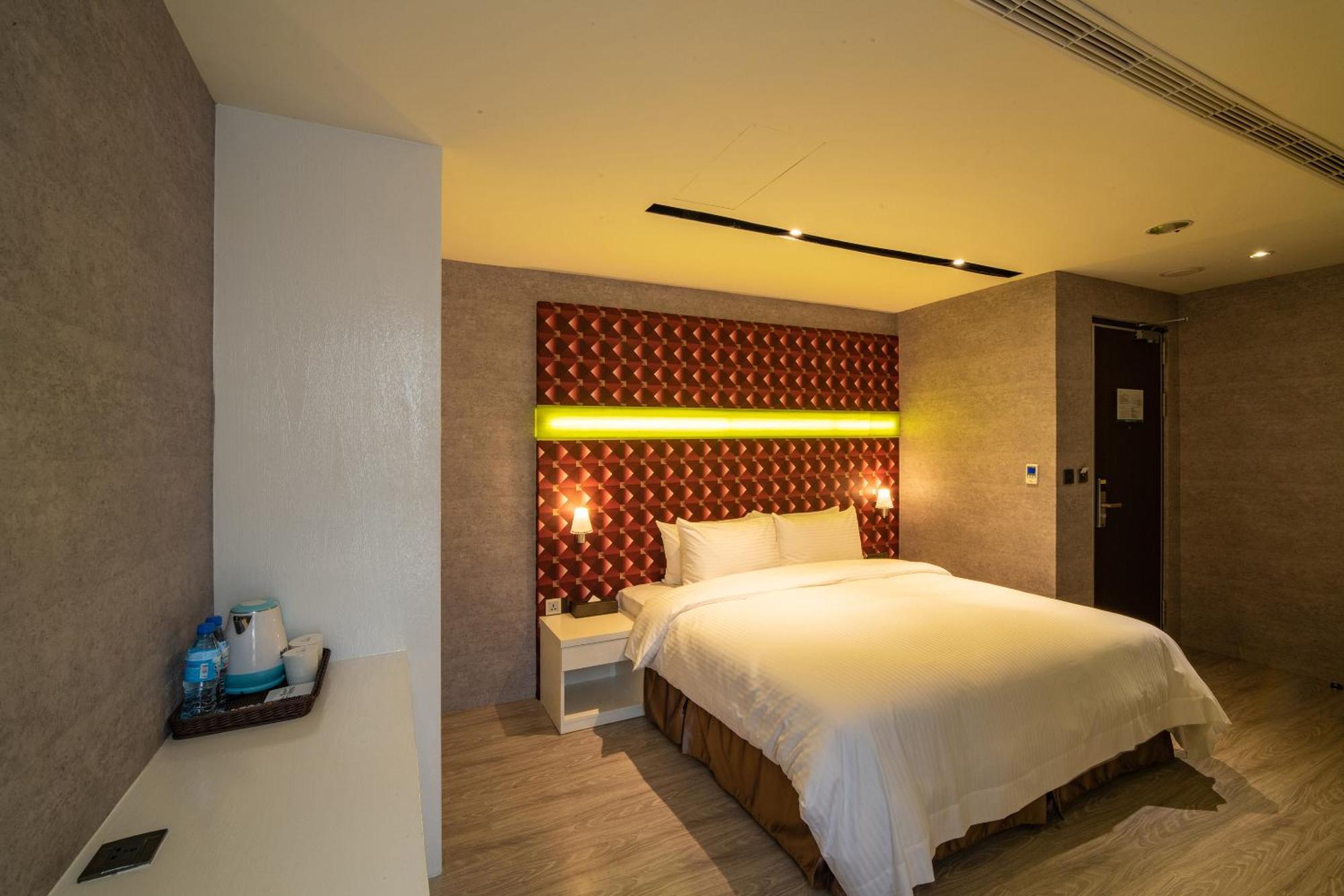 Fengjia Hotel Bell Тайджун Екстериор снимка