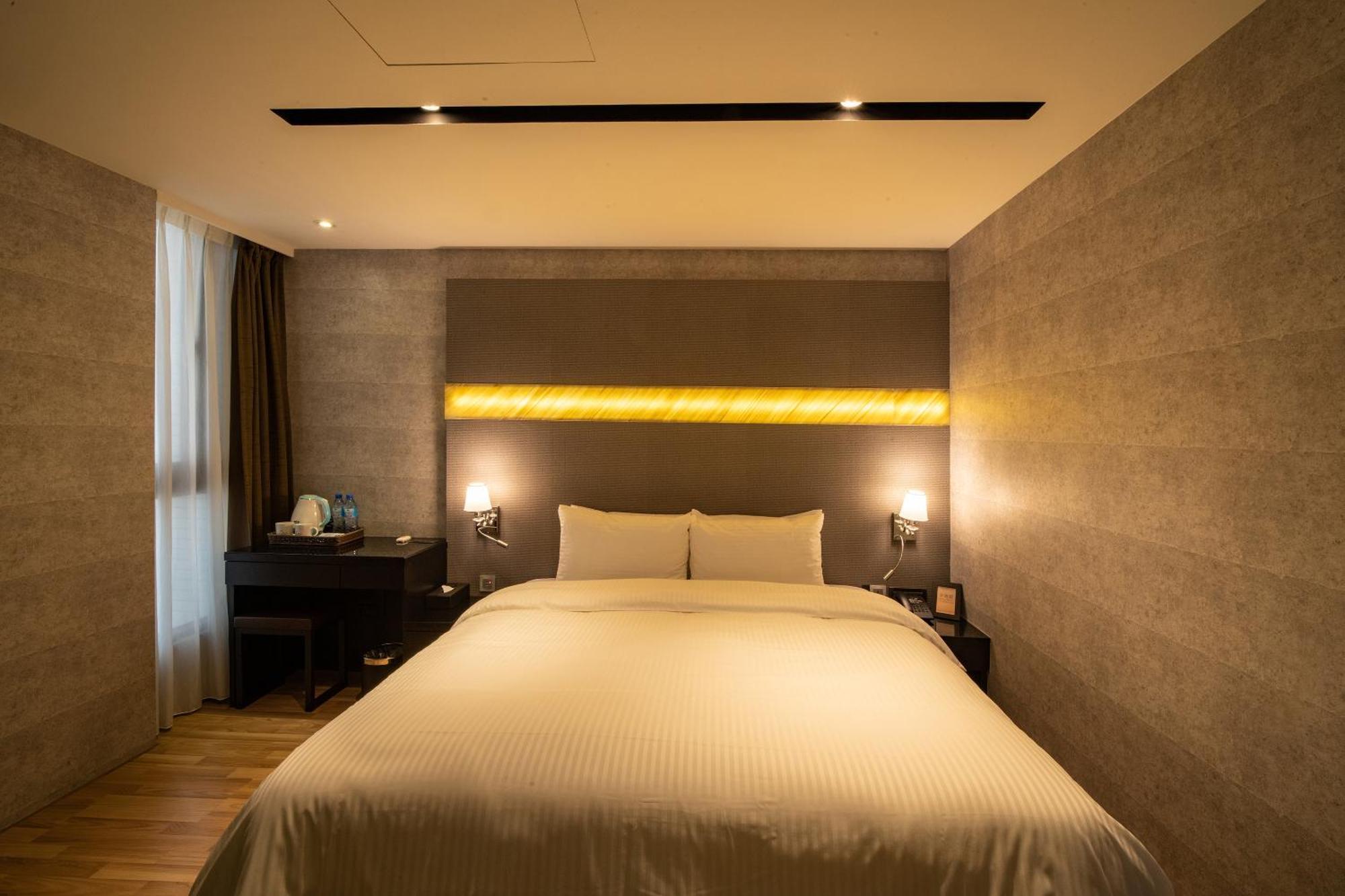 Fengjia Hotel Bell Тайджун Екстериор снимка